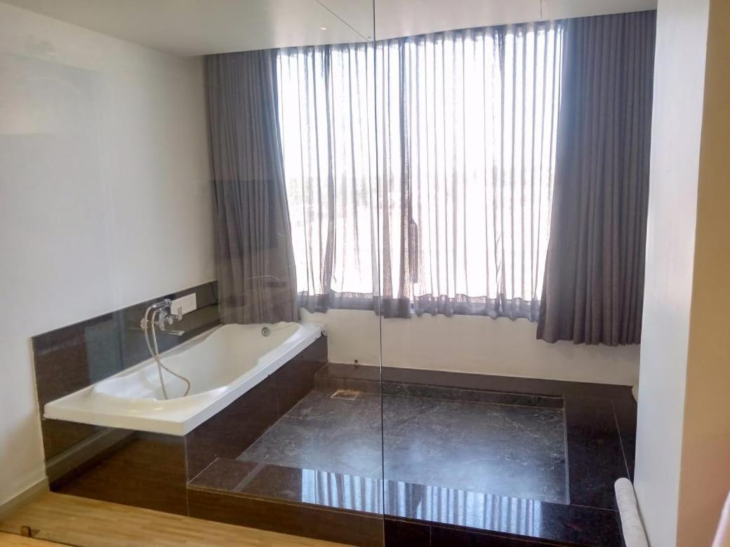 Hotel Shivalik - Mehsana Mahesana Buitenkant foto